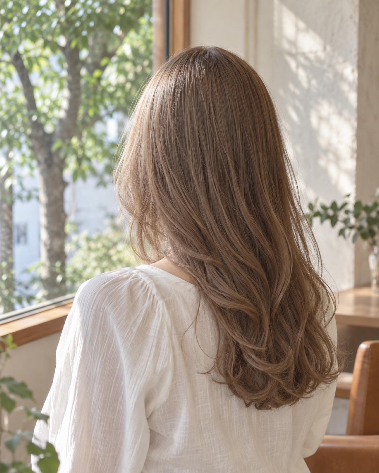 ミルクティーベージュのロングヘアのゆるいウェーブ